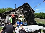 Approfittiamo della generosita' dei commensali già presenti al Rifugio...... : sdas16